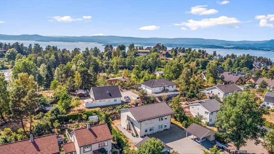 Oversiktsbilde over nabolaget på Skoklefall med Oslofjorden i bakgrunnen