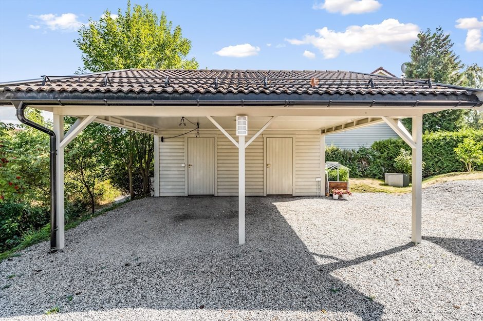 Carport med to boddører sett rett forfra